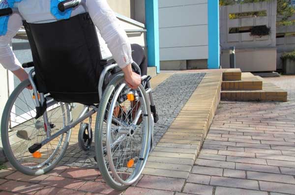 Ράμπες και χώροι υγιεινής ΑμΕΑ σε σχολεία του δήμου Κοζάνης -Πλοήγηση ατόμων με οπτική αναπηρία στο δημαρχείο και την κοινωφελή