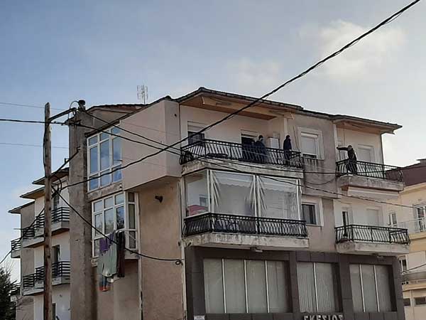 Μεγάλη αστυνομική επιχείρηση για τη διάσωση 49χρονου άντρα στην Κοζάνη – Απειλούσε ότι θα πέσει από το μπαλκόνι