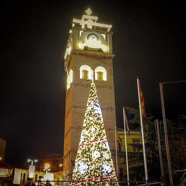 Φωταγωγήθηκε το χρισουγεννιάτικο δέντρο του δήμου Κοζάνης-Έναρξη για το διαδικτυακό καλεντάρι εκδηλώσεων