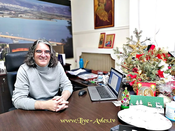 Oι Γιορτινές Ευχές του Δημάρχου Σερβίων Χρήστου Ελευθερίου! (Video www.Live-Avles.tv)