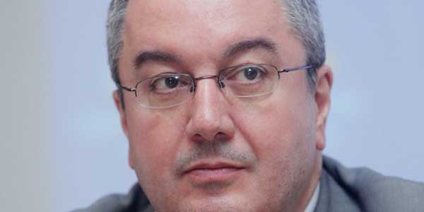 Ηλίας Μόσιαλος: Τι ξέρουμε για τα θεραπευτικά αντισώματα κατά της νόσου του COVID-19