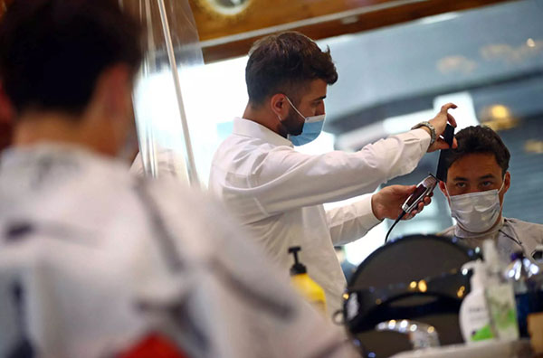 Πέτσας και Γεωργιάδης παρουσιάζουν αύριο το πρωί τα νέα μέτρα για τα Χριστούγεννα