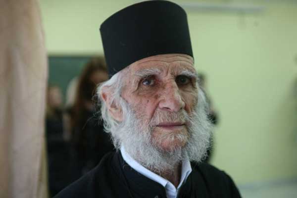 Πολιτιστικός Σύλλογος Καπνοχωρίου Κοζάνης: “Ακέφαλη η Εκκλησία και το Ποίμνιό σου Σεβαστέ και αγαπημένε μας Παπα-Θανάση (Αθανάσιος Χατζημανώλης) που σήμερα εκοιμήθης”