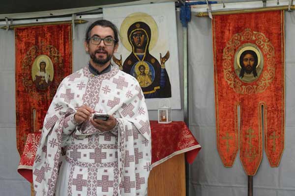 Ο πατήρ Ιωάννης Λαμπρόπουλος από την Κοζάνη στη Φινλανδία- Η γιορτή αγάπης, τα διαφορετικά Χριστούγεννα και μια διαδρομή από την Ελλάδα στη Φινλανδία