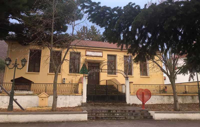 Η όμορφη καρδιά που στήθηκε μπροστά από τον Πολιτιστικό Σύλλογο Καπνοχωρίου Κοζάνης