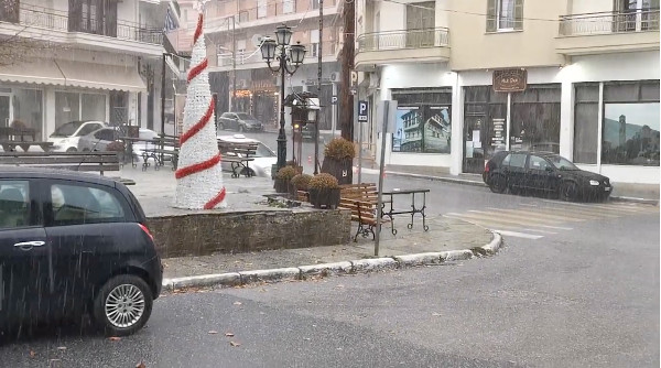 Χαλάζι έπεσε την Κυριακή το πρωί στη Σιάτιστα