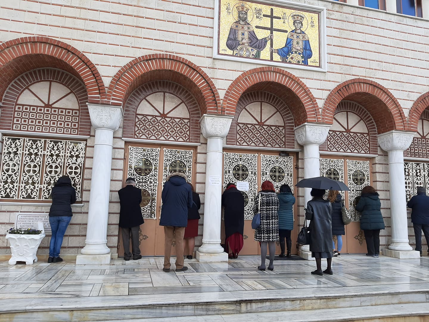 Θεοφάνεια στην Κοζάνη με τους πιστούς έξω από τους Ιερούς Ναούς