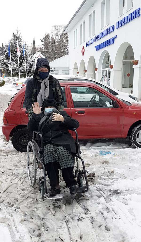 Εμβολιάστηκε στο Μαμάτσειο η  95χρονη γιαγιά Ρούσα