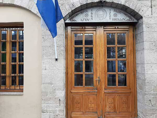 Με δάκρυα στα μάτια έξω από τον Ιερό Ναό Αγίου Νικολάου Κοζάνης