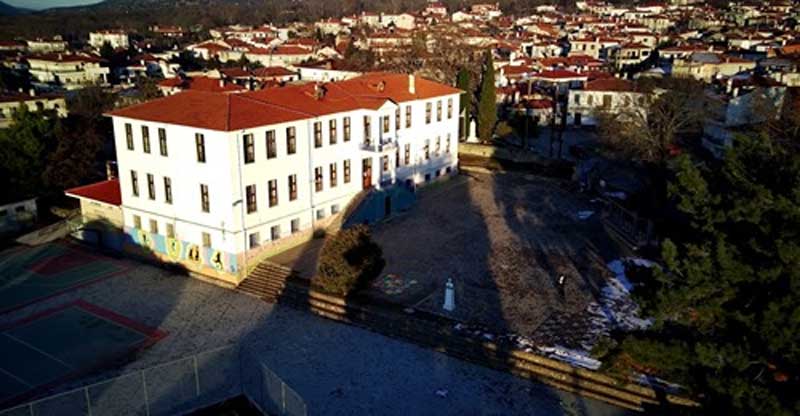 Το Δημοτικό Σχολείο Βελβεντού “Χαρίσιος Παπαμάρκου” από ψηλά!