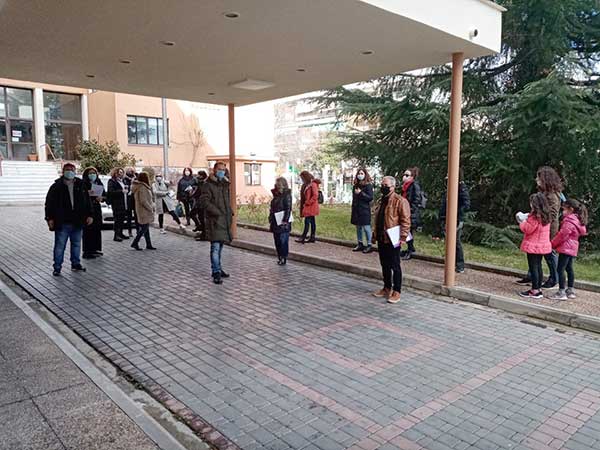 Συμβολική διαμαρτυρία των εκπαιδευτικών της Π.Ε. Κοζάνης για την αύξηση του ωραρίου στα νηπιαγωγεία
