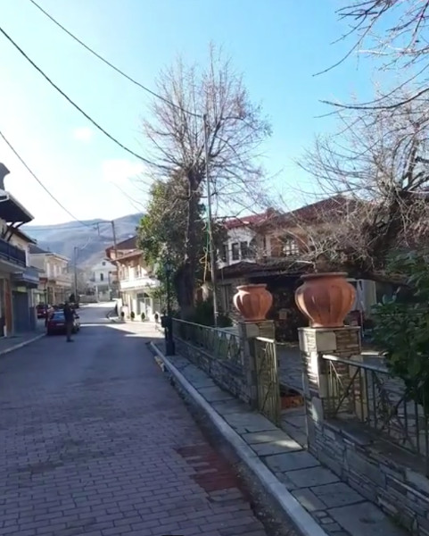 “Κοκόνες, Γκέγκηδες, Εσκάρηδες» στο Εμπόριο από τα μεγάφωνα
