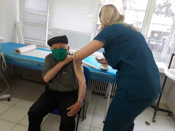 Εμβολιάστηκε ο 92χρονος κ. Λουκάς στο Μαμάτσειο Νοσοκομείο
