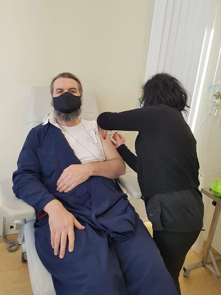 Ο π. Αθανάσιος Καμπούρης,εργαζόμενος στο Μποδοσάκειο μετά τον εμβολιασμό: «Επιτέλους ανοσία στην ανοησία»