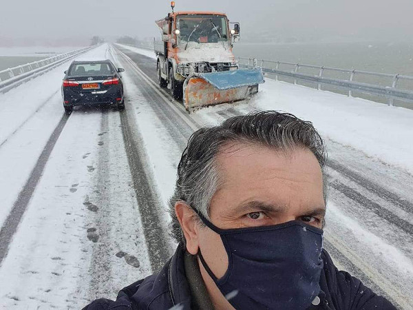 Γιώργος Κασαπίδης: Στο μέτωπο του χιονιά στη γέφυρα Ρυμνίου στο δρόμο για το Λιβαδερό
