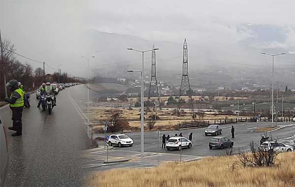 Ισχυρή αστυνομική δύναμη στον κόμβο της ΖΕΠ στην αυτοκινητοπομπή διαμαρτυρίας της Κοζάνης