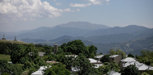 Στα 1.500 μέτρα, 100 κάτοικοι, απαγορεύονται τα αυτοκίνητα: Το ελληνικό χωριό-ζωγραφιά που αποθεώνουν οι Ευρωπαίοι