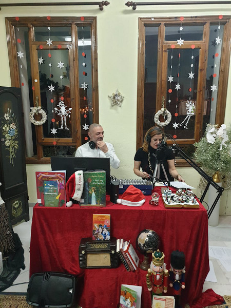 Οι «Ιστορίες στον αέρα», η ραδιοφωνική εκπομπή της Δημοτικής Βιβλιοθήκης Πτολεμαΐδας, γέμισαν με λέξεις και εικόνες μες τις γιορτές τον αέρα της πόλης