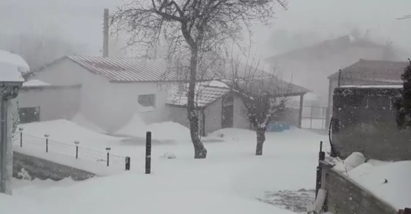 Άλλο χιονόπτωση κι άλλο χιονοθύελλα – 1 μέτρο χιόνι στα Σιδερά Κοζάνης