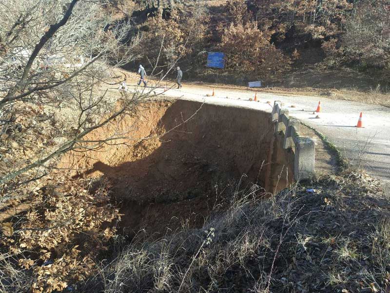Διακοπή κυκλοφορίας στο δρόμο Χάνι Μπιρίκι- Απόσκεπος-Πτώση τοιχοπτερυγίου υφιστάμενου γεφυριού