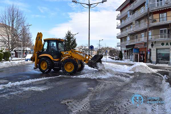 Συνεχίστηκε για τρίτη μέρα η απομάκρυνση του χιονιού από οδούς της πόλης της Φλώρινας