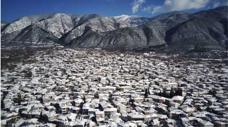 Βελβεντό βγαλμένο από παραμύθι. “Μήδεια” Το απίστευτο χιονισμένο σκηνικό από ψηλά!