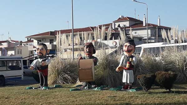 Αποκριάτικος διάκοσμος στη νότια είσοδο της πόλης