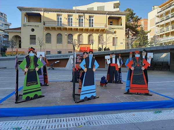 Αποκριάτικες φιγούρες στην κεντρική πλατεία της Κοζανης