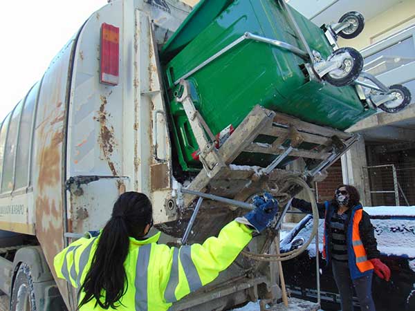 Δήμος Γρεβενών: Στο καθήκον οι εργαζόμενοι της Υπηρεσίας Καθαριότητας-Κανονικά η αποκομιδή των απορριμμάτων παρά τα χιόνια και το ψύχος
