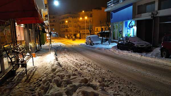 Επτά μηχανήματα επιχειρούν στο κέντρο της Κοζάνης για τον αποχιονισμό των στενών