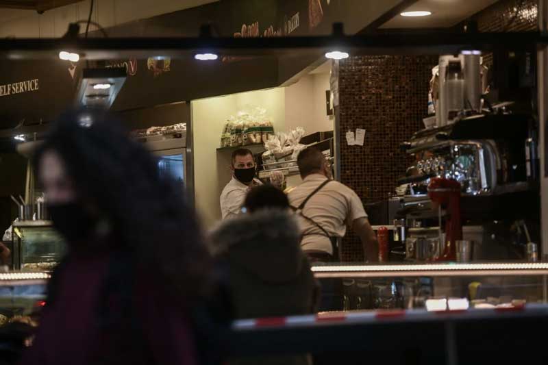 Τέλος στην παραμονή πελατών μέσα ή έξω από τα καταστήματα – Πρόστιμο 300 ευρώ για take away