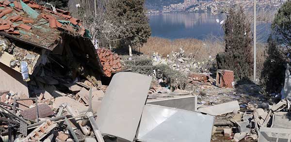 Καστοριά: Έρευνες για τυχόν εκρηκτικά που ισοπέδωσαν το ξενοδοχείο