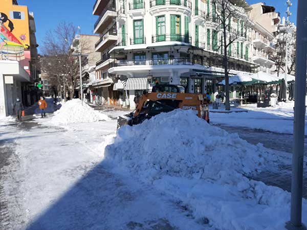 Μικρό μηχάνημα αποχιονίζει την κεντρική πλατεία της Κοζανης