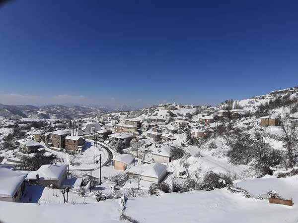 Δείτε σημερινές φωτογραφίες από το Μεταξά στα λευκά