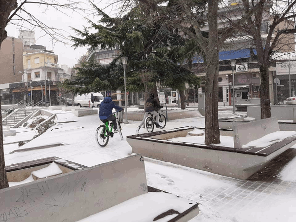 Βόλτα με το ποδήλατο στη χιονισμένη πλατεία της Κοζάνης