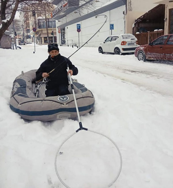 Κοζάνη: Βγήκε για «ψάρεμα» στη χιονισμένη Αριστοτέλους