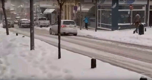 Κατάβαση σκιέρ στην Παύλου Μελά στην Κοζάνη