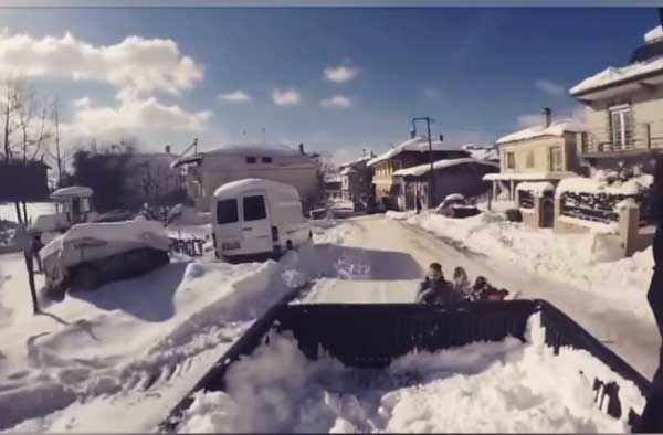Λιβαδερό Κοζάνης: Δεμένοι πίσω από αγροτικό κάνουν σκι με καπάκι από κάδο απορριμμάτων!! (video)