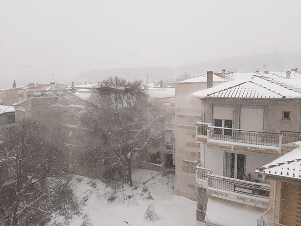 Χιονίζει ακατάπαυστα στην Κοζάνη