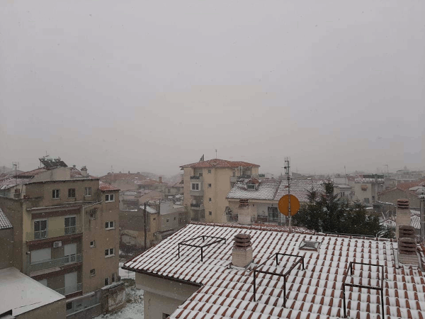 Συνεχίζεται η χιονόπτωση στην πόλη της Κοζάνης