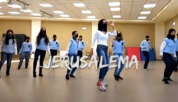Στην Καστοριά μαθητές και δάσκαλοι χόρεψαν “Jerusalema” στέλνοντας μήνυμα ελπίδας