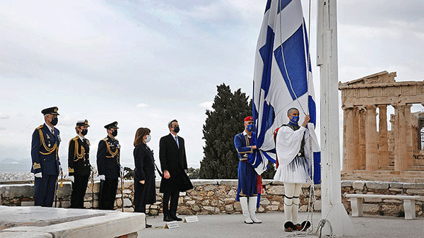 Η έπαρση της σημαίας στον Ιερό Βράχο της Ακρόπολης