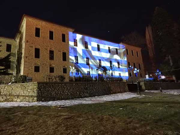 Με τα χρώματα της Ελληνικής Σημαίας φωταγωγήθηκε το Ιστορικό Γυμνάσιο-Οικοτροφείο Τσοτυλίου!