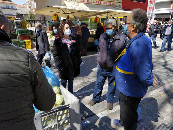 Επίσκεψη της Καλλιόπης Βέττα στην λαϊκή αγορά της Αριστοτέλους