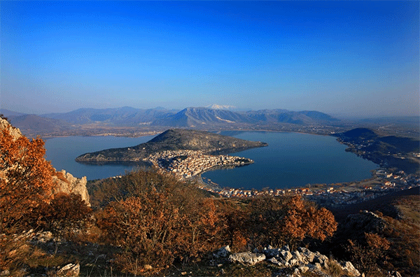 Η γοητευτική λίμνη Ορεστιάδα στην Καστοριά