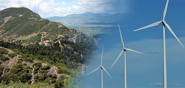 Στην κορυφογραμμή του λόφου δεξιά από την Βυζαντική Καστροπολιτεία το αιολικό πάρκο – Πάνω από τα ανθρωπόμορφα βράχια των Σερβίων