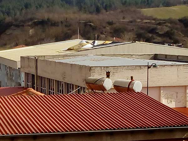 Δυνατός αέρας ξήλωσε την σκεπή του κλειστού κολυμβητηρίου Γρεβενών