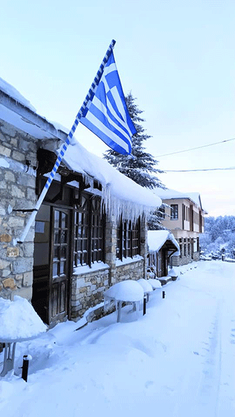 Χρόνια πολλά από το χιονισμένο Νυμφαίο