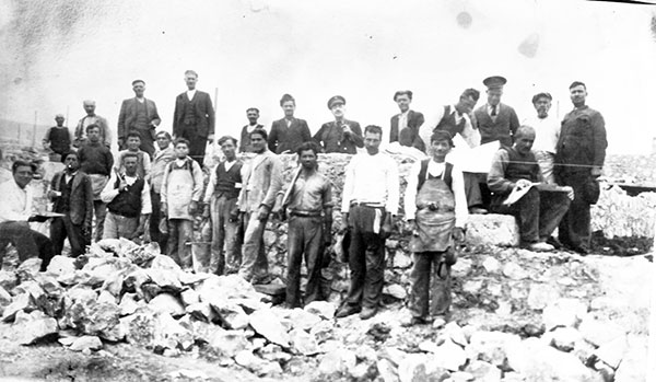 Πενταλοφίτες μάστοροι το 1931 χτίζουν τοίχο στο δρόμο Σπάρτης-Καλαμάτας – Στη μνήμη του Γιώργου Νανόπουλου