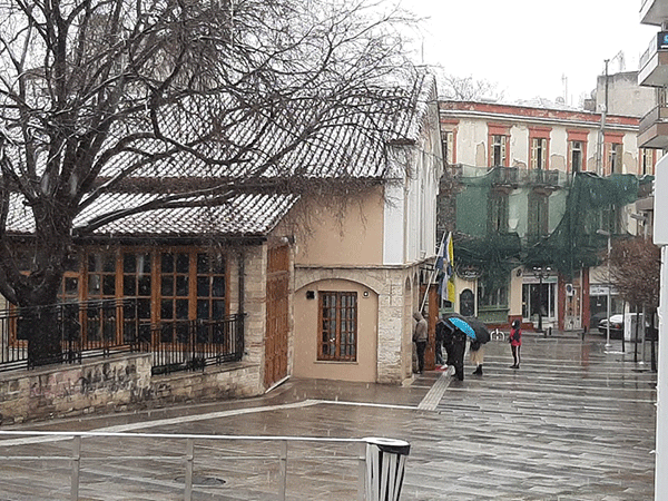 Κυριακή της Ορθοδοξίας με χιόνι στην Κοζάνη και τους πιστούς εκτός του Ιερού Ναού Αγίου Νικολάου
